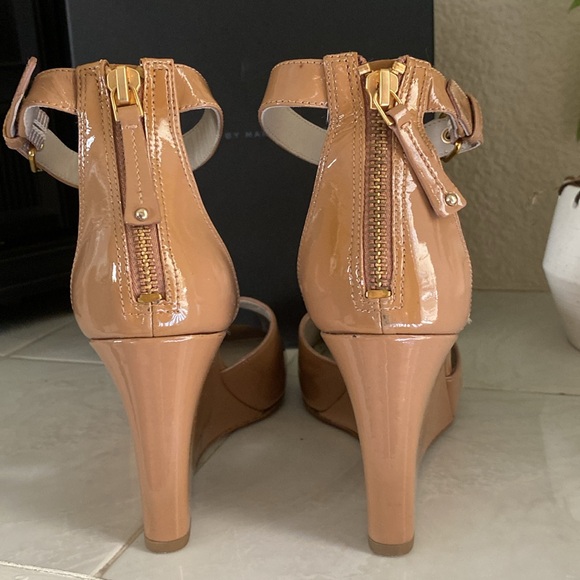 Marc by Marc Jacobs patent nude leather wedge peep toe platform - Picture 4 of 7